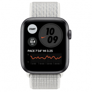Apple Watch SE // 40мм GPS // Корпус из алюминия цвета «серый космос», спортивный браслет Nike цвета «Снежная вершина» (2020)