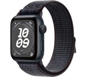 Apple Watch SE // 40мм GPS // Корпус из алюминия цвета «тёмная ночь», спортивный браслет Nike цвета «Черный/синий» (2024)
