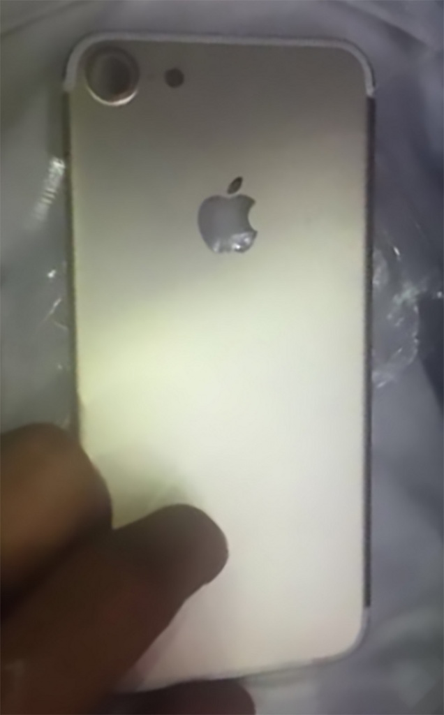 17379-14837-coque-ip7-crop-l.jpg 17379-14837-coque-ip7-crop-l.jpg