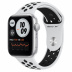 Apple Watch SE // 44мм GPS // Корпус из алюминия серебристого цвета, спортивный ремешок Nike цвета «Чистая платина/чёрный» (2020)