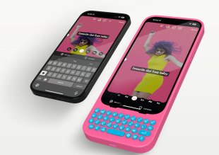 Чехол с QWERTY-клавиатурой Clicks Creator Keyboard для iPhone 15 Pro (Miami Beach/Розовый)