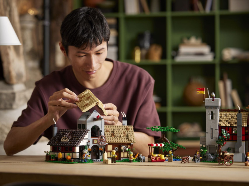 Lego Icons Medieval Town Square 10332 iQmac.ru