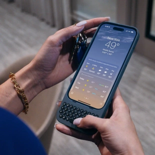 Чехол с QWERTY-клавиатурой Clicks Creator Keyboard для iPhone 15 Pro (London Sky/Серый)