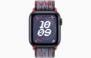 Apple Watch SE // 44мм GPS // Корпус из алюминия цвета «тёмная ночь», спортивный браслет Nike цвета «Синий/красный» (2024)