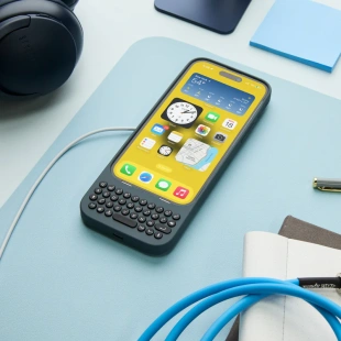 Чехол с QWERTY-клавиатурой Clicks Creator Keyboard для iPhone 15 Pro (London Sky/Серый)