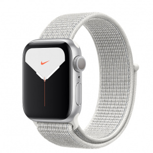Apple Watch Series 5 // 44мм GPS // Корпус из алюминия серебристого цвета, спортивный браслет Nike цвета «снежная вершина»