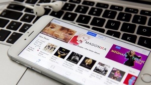 Компания Apple планирует снизить цены на музыкальный контент