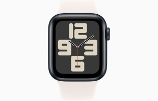 Apple Watch SE // 44мм GPS (Custom) // Корпус из алюминия цвета «тёмная ночь», спортивный ремешок цвета «светлые румяна» (2024)
