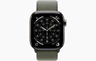 Apple Watch Series 11 // 42мм GPS+Cellular // Корпус из титана натурального цвета, спортивный браслет цвета "зеленый лес"
